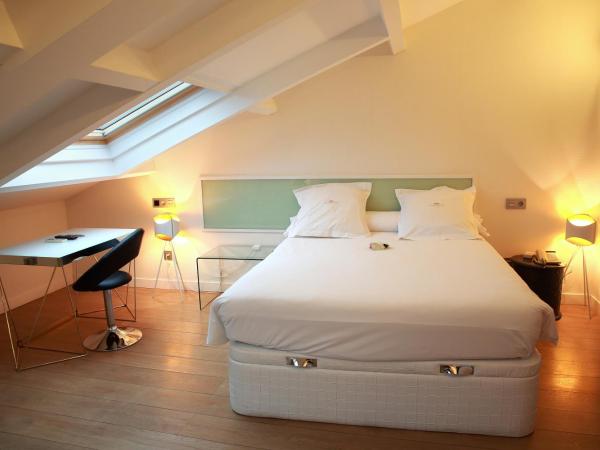 Casas Reais Boutique : photo 5 de la chambre chambre double mansardée avec baignoire spa