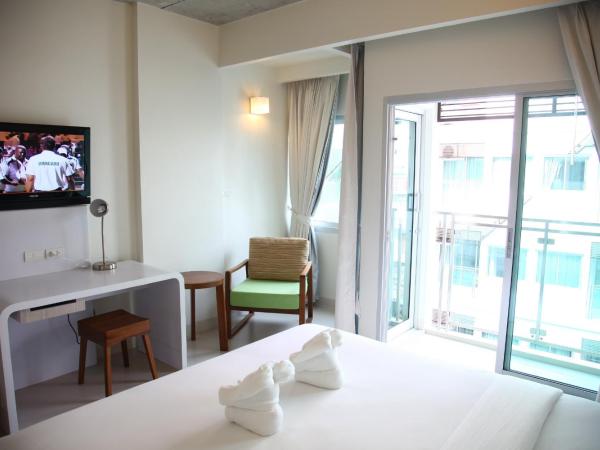 Sunshine Hotel & Residences : photo 2 de la chambre chambre double ou lits jumeaux deluxe - vue sur piscine