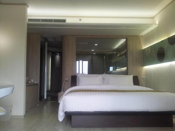 Pattaya Discovery Beach Hotel - SHA Extra Plus : photo 2 de la chambre chambre double de luxe - tour chic