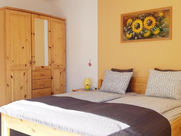 Haus Angelika - bed & breakfast - Innsbruck/Igls : photo 2 de la chambre chambre double avec balcon et parking