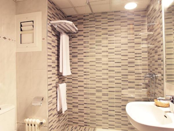 Hotel Bilbaino : photo 9 de la chambre chambre double ou lits jumeaux - vue partielle sur mer