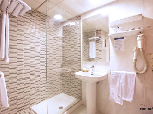 Hotel Bilbaino : photo 5 de la chambre chambre double ou lits jumeaux - vue partielle sur mer