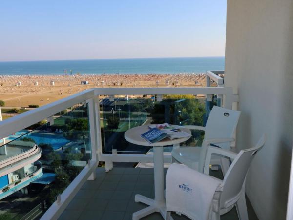 Majestic Beach Hotel & Wellness : photo 3 de la chambre chambre triple confort - vue latérale sur mer