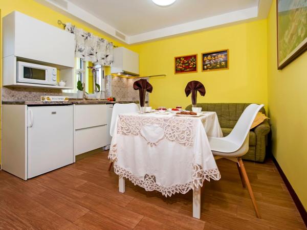 Apartments and Rooms Villa Dea ADULTS ONLY : photo 6 de la chambre appartement 1 chambre confort avec terrasse - vue sur jardin