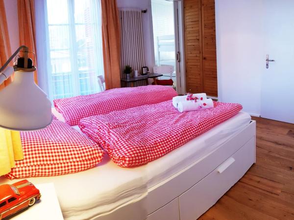 Adventure Guesthouse Interlaken : photo 3 de la chambre chambre familiale avec balcon