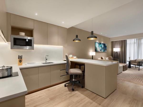 Hyatt House Chengdu Pebble Walk : photo 5 de la chambre king studio with sofa bed and kitchen