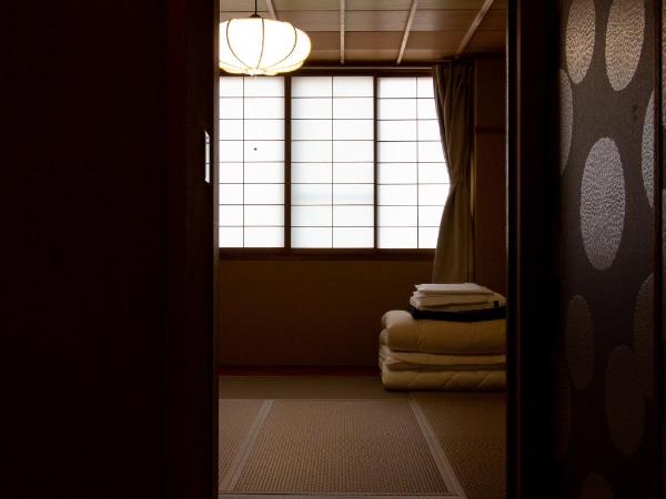 Trip & Sleep Hostel : photo 2 de la chambre chambre quadruple de style japonais avec salle de bains commune