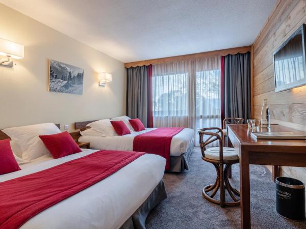 Hotel Les Arolles : photo 1 de la chambre chambre quadruple avec balcon 