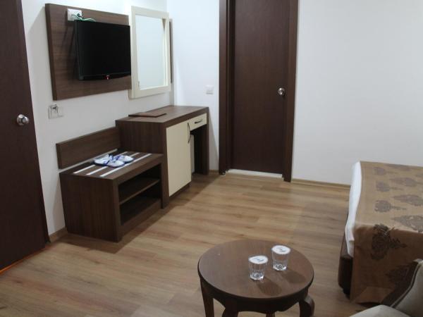 Olbia Hotel : photo 1 de la chambre chambre double ou lits jumeaux standard avec vue partielle sur mer