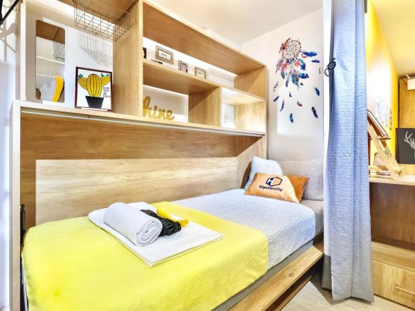 hipstercity hostel : photo 6 de la chambre lit simple dans dortoir avec salle de bains commune