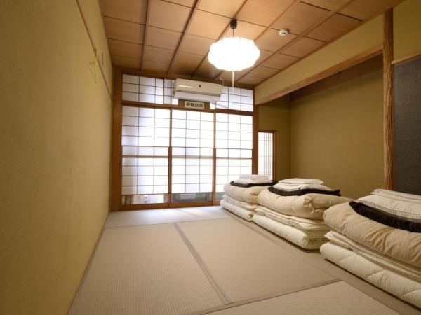 Trip & Sleep Hostel : photo 1 de la chambre chambre triple avec salle de bains commune