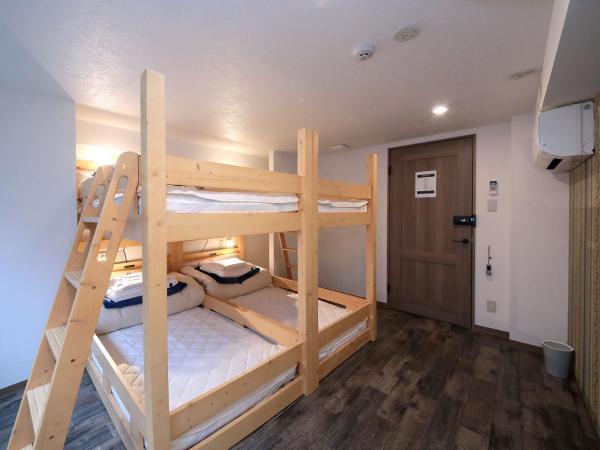 Trip & Sleep Hostel : photo 3 de la chambre chambre quadruple avec salle de bains commune