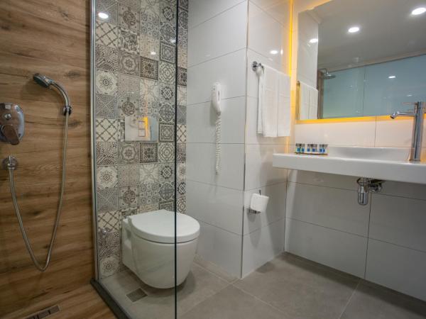 Le Bleu Hotel & Resort Kusadasi : photo 9 de la chambre chambre double ou lits jumeaux avec vue sur les terres