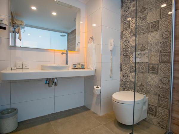 Le Bleu Hotel & Resort Kusadasi : photo 1 de la chambre chambre double ou lits jumeaux avec vue sur les terres