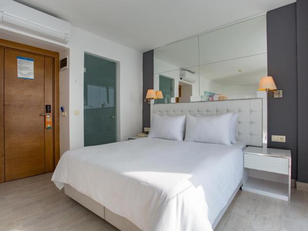 Le Bleu Hotel & Resort Kusadasi : photo 2 de la chambre chambre double ou lits jumeaux avec vue sur les terres