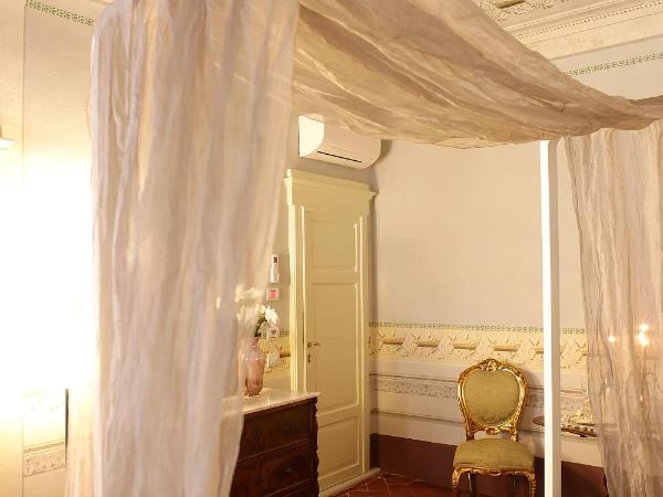 Residenza D'Epoca -Santa Caterina : photo 4 de la chambre chambre double avec lit à baldaquin
