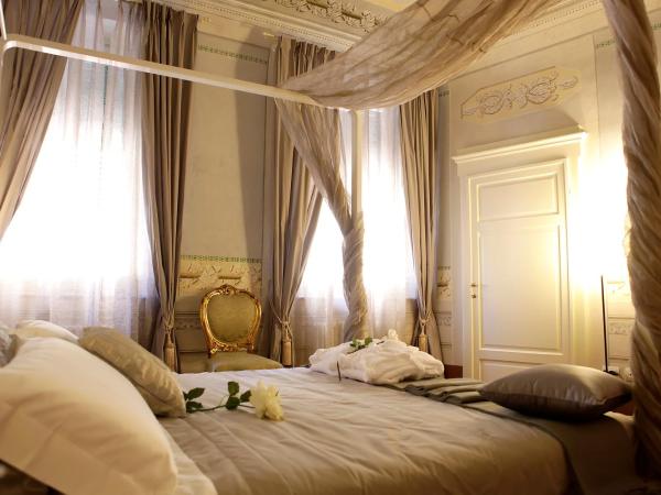 Residenza D'Epoca -Santa Caterina : photo 3 de la chambre chambre double avec lit à baldaquin