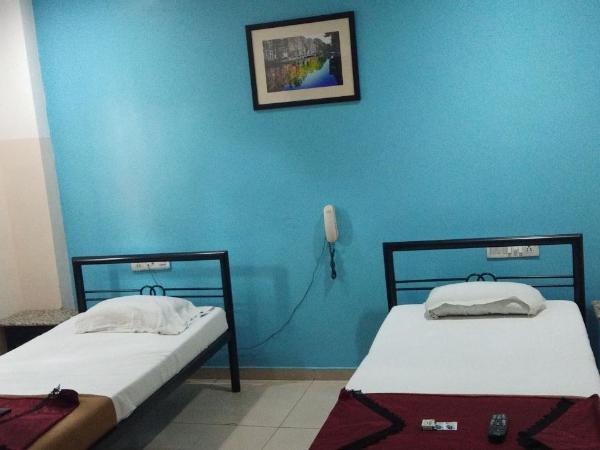 Deccan Comforts : photo 2 de la chambre deluxe double room without ac 