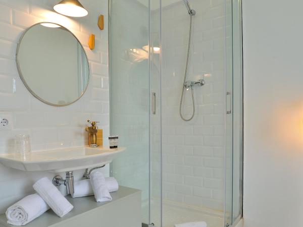 Hostal Girona : photo 7 de la chambre chambre double ou lits jumeaux Économique avec salle de bains commune