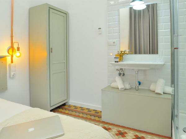 Hostal Girona : photo 10 de la chambre chambre double ou lits jumeaux Économique avec salle de bains commune