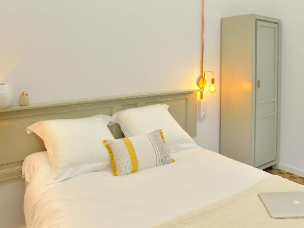 Hostal Girona : photo 2 de la chambre chambre double ou lits jumeaux Économique avec salle de bains commune