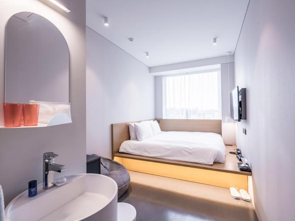 Patio 7 : photo 7 de la chambre hébergement lit king-size centre-ville