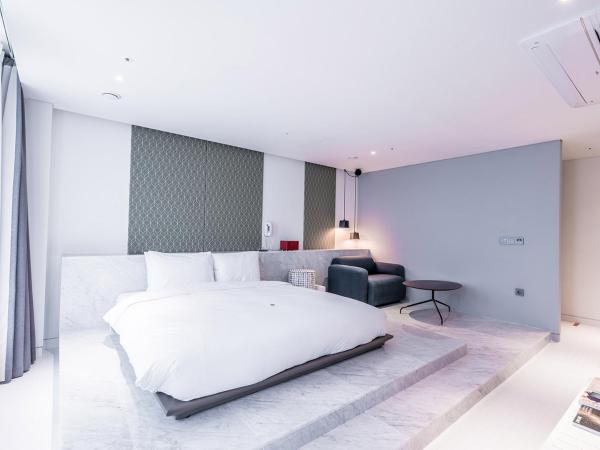 Patio 7 : photo 5 de la chambre suite avec balcon