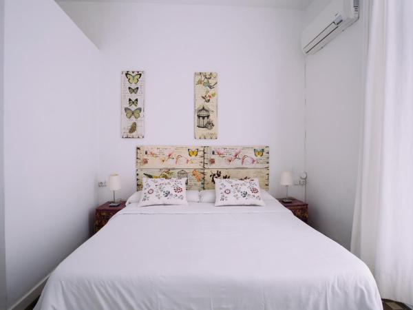 Hostal Eixample : photo 10 de la chambre chambre familiale avec balcon et salle de bains privative