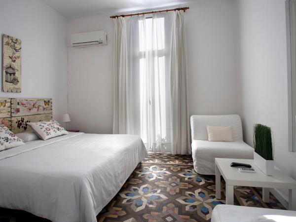 Hostal Eixample : photo 1 de la chambre chambre familiale avec balcon et salle de bains privative