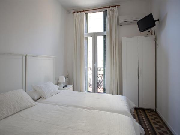 Hostal Eixample : photo 3 de la chambre chambre double ou lits jumeaux avec balcon et salle de bains privative