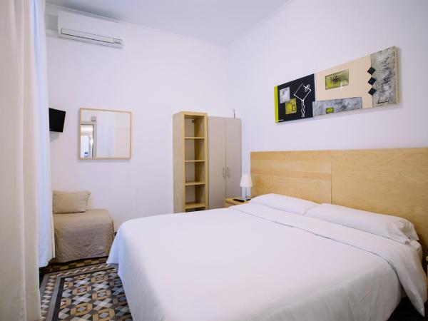 Hostal Eixample : photo 1 de la chambre chambre double ou lits jumeaux avec balcon intérieur et salle de bains privative