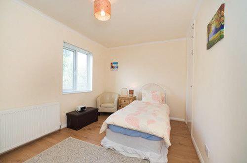 TDM Bachelot Lettings Ltd : photo 3 de la chambre chambre double ou lits jumeaux - vue sur jardin