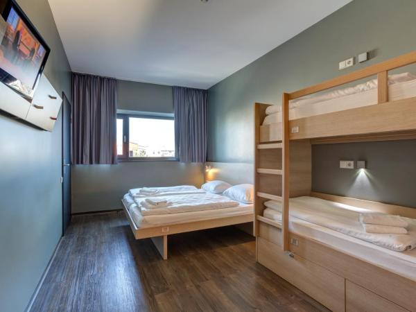 MEININGER Hotel Berlin Airport : photo 4 de la chambre chambre quadruple