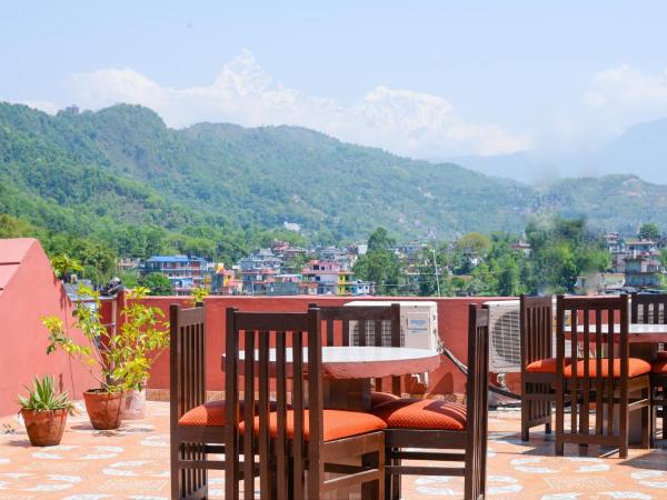 Hotel Admire Pokhara Pvt. Ltd. : photo 1 de la chambre chambre lit king-size - vue sur montagne