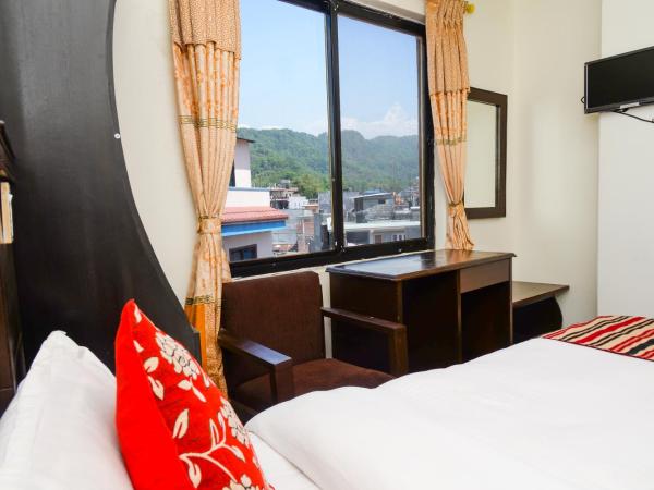 Hotel Admire Pokhara Pvt. Ltd. : photo 7 de la chambre chambre lit king-size - vue sur montagne
