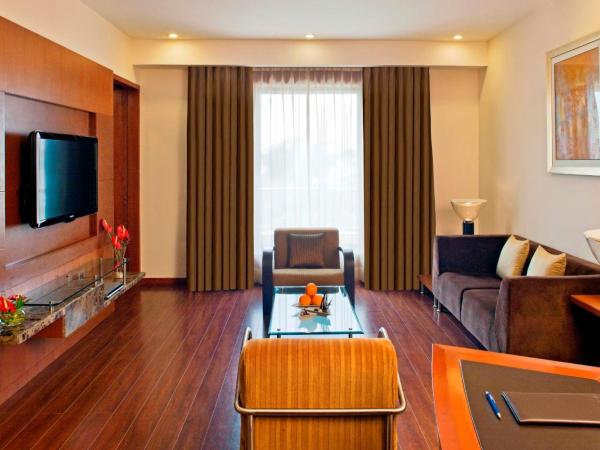 Radisson Blu Plaza Delhi Airport : photo 8 de la chambre deluxe suite with airport transfers, happy hours 03:00 pm to 08:00 pm 1+1, 20% discount on food & beverage and free pick up and drop to worldmark aerocity (subject to car availability)