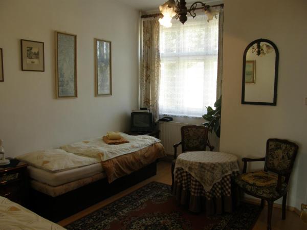 Hotel Garni : photo 4 de la chambre chambre lits jumeaux avec lit d'appoint (3 adultes)
