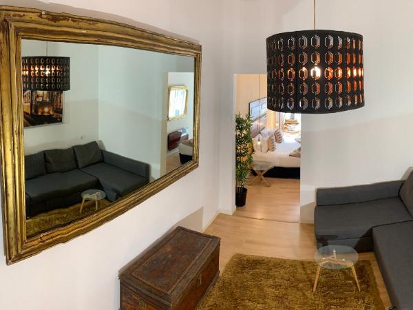 Old Town Lx Suites : photo 3 de la chambre suite lit king-size avec balcon