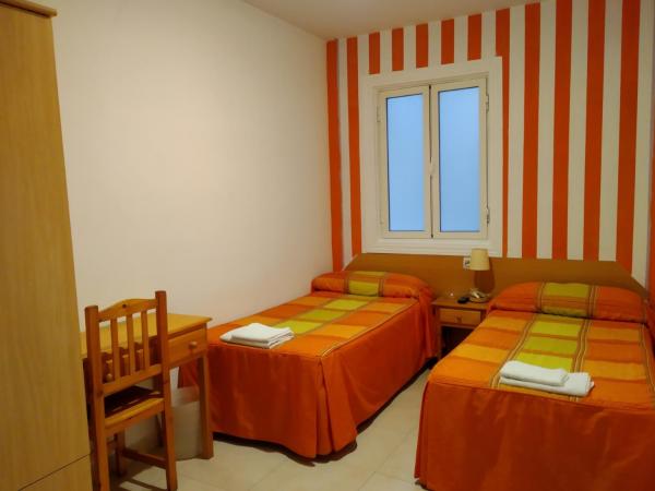 Pension Dominguez : photo 2 de la chambre chambre lits jumeaux avec baignoire