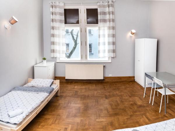 Hostel Krakowskie Klimaty : photo 5 de la chambre chambre quadruple avec salle de bains privative