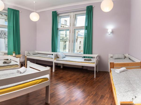 Hostel Krakowskie Klimaty : photo 6 de la chambre chambre de 7 lits avec salle de bains commune
