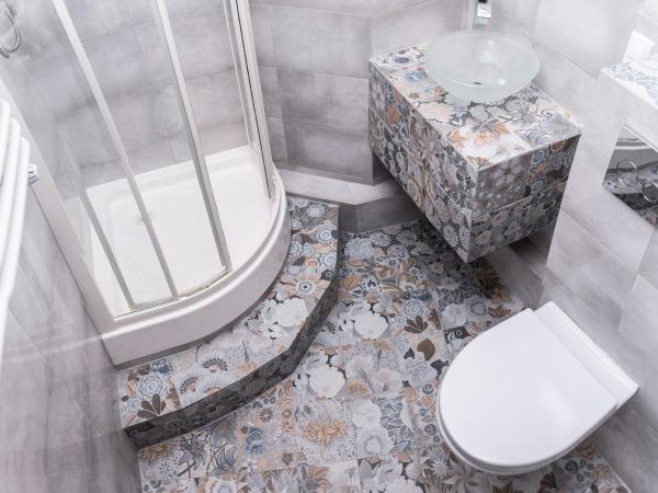 Hostel Krakowskie Klimaty : photo 9 de la chambre chambre de 7 lits avec salle de bains commune