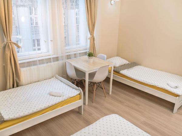 Hostel Krakowskie Klimaty : photo 4 de la chambre chambre quadruple standard avec salle de bains commune