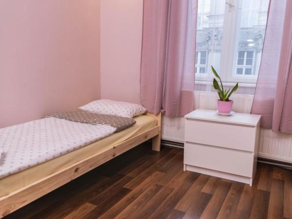 Hostel Krakowskie Klimaty : photo 2 de la chambre chambre 5 lits avec salle de bains commune