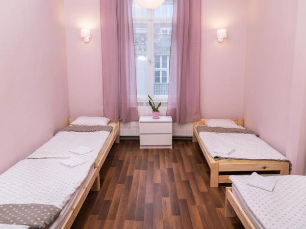Hostel Krakowskie Klimaty : photo 4 de la chambre chambre 5 lits avec salle de bains commune