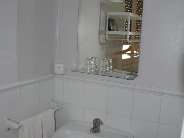Pensión Moratin : photo 4 de la chambre chambre lits jumeaux avec douche