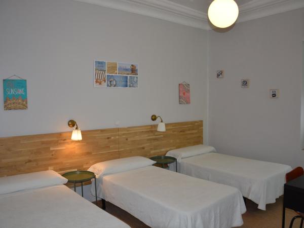 Pensión Moratin : photo 9 de la chambre chambre triple avec douche