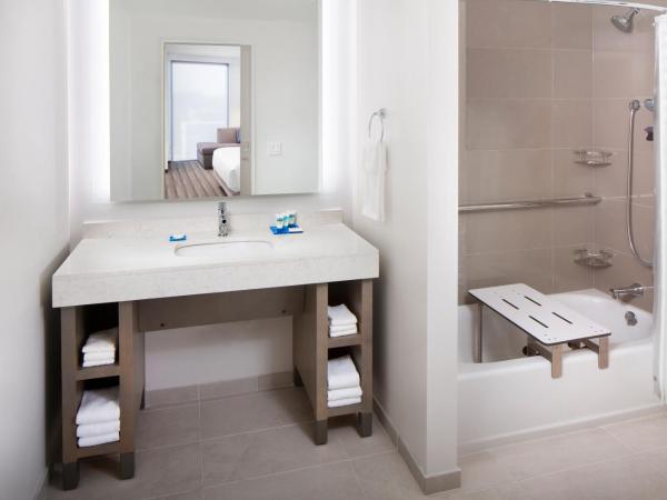 Hyatt House Nashville at Vanderbilt : photo 2 de la chambre studio suite with two queen beds with sofa bed, kitchen and tub - disability access