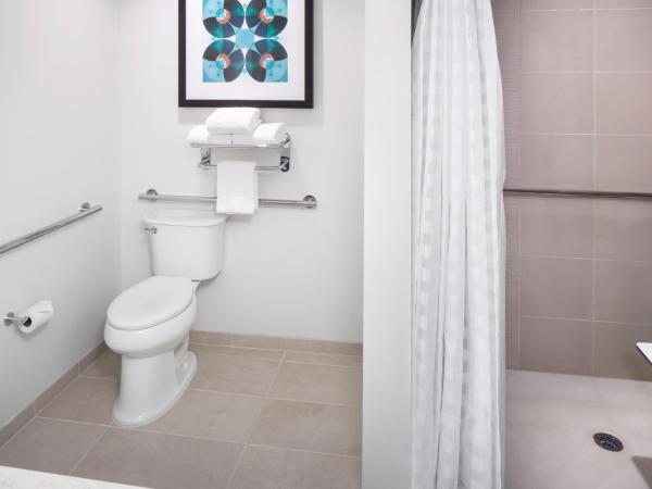 Hyatt House Nashville at Vanderbilt : photo 3 de la chambre chambre lit king-size avec douche accessible en fauteuil roulant den - accessible aux personnes à mobilité réduite