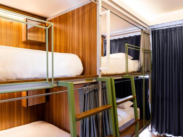 Khunluang Hostel : photo 2 de la chambre chambre familiale avec salle de bains commune